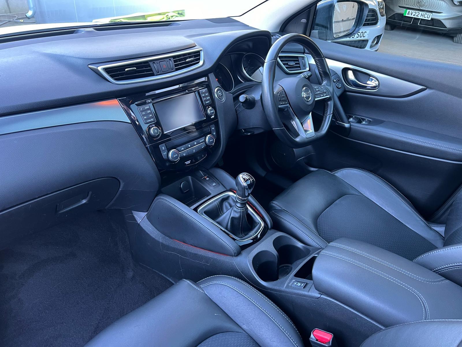 Nissan Qashqai 1.6 DIG-T Tekna SUV 5dr Petrol Manual Euro 6 (s/s) (163 ps)