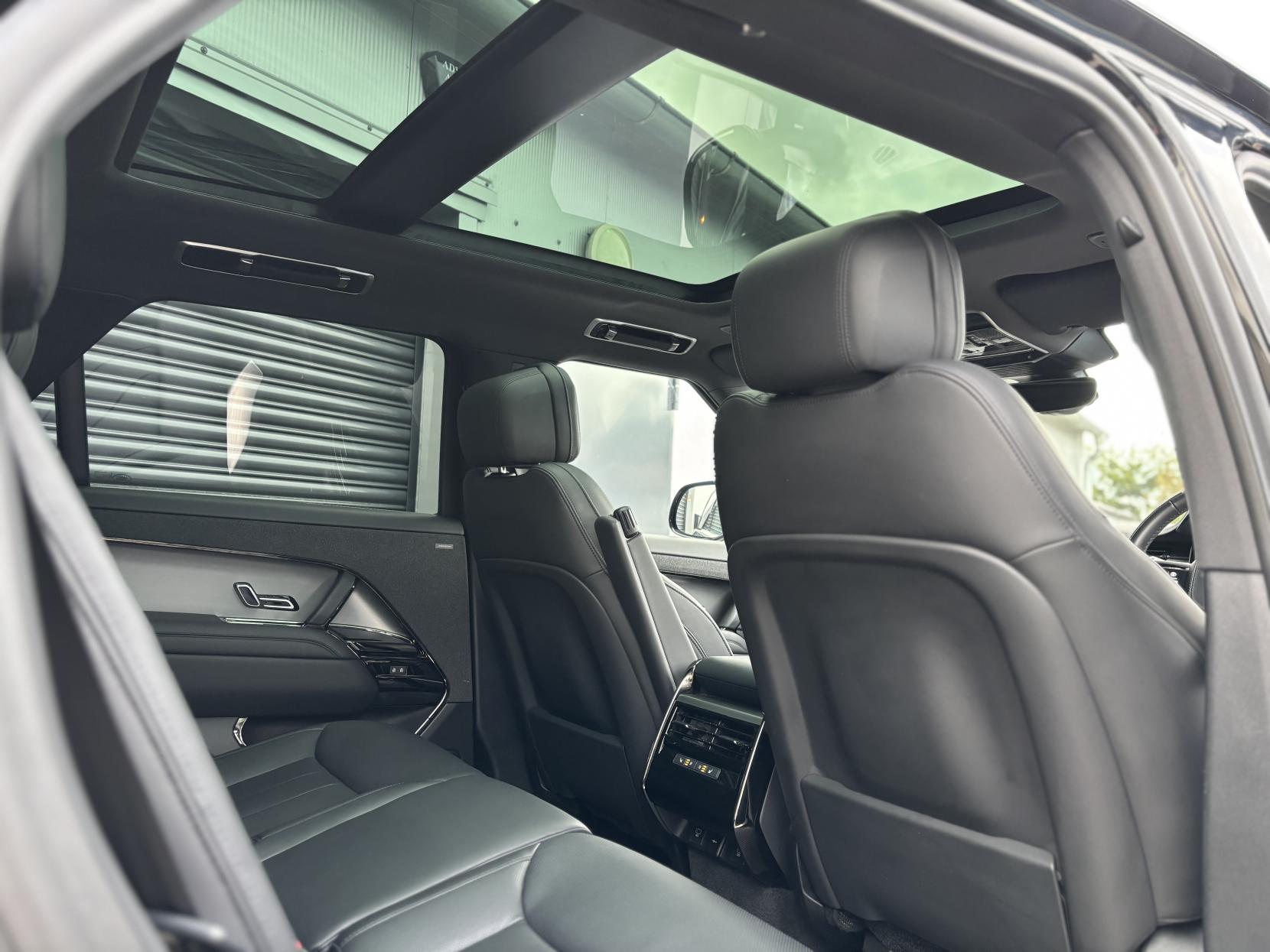 Land Rover Range Rover Sport 3.0 D300 MHEV Dynamic SE SUV 5dr Diesel Auto 4WD Euro 6 (s/s) (300 ps)