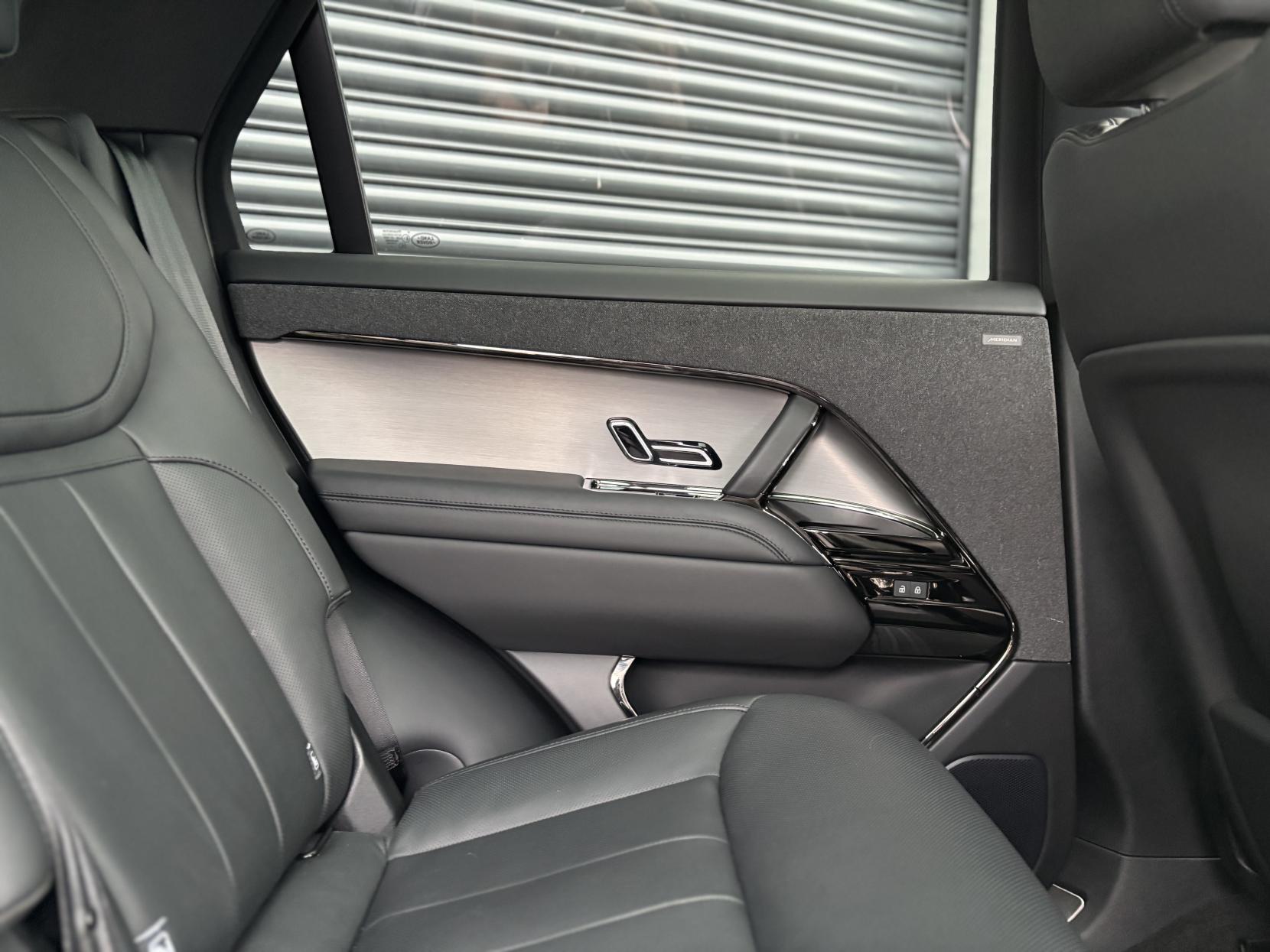 Land Rover Range Rover Sport 3.0 D300 MHEV Dynamic SE SUV 5dr Diesel Auto 4WD Euro 6 (s/s) (300 ps)