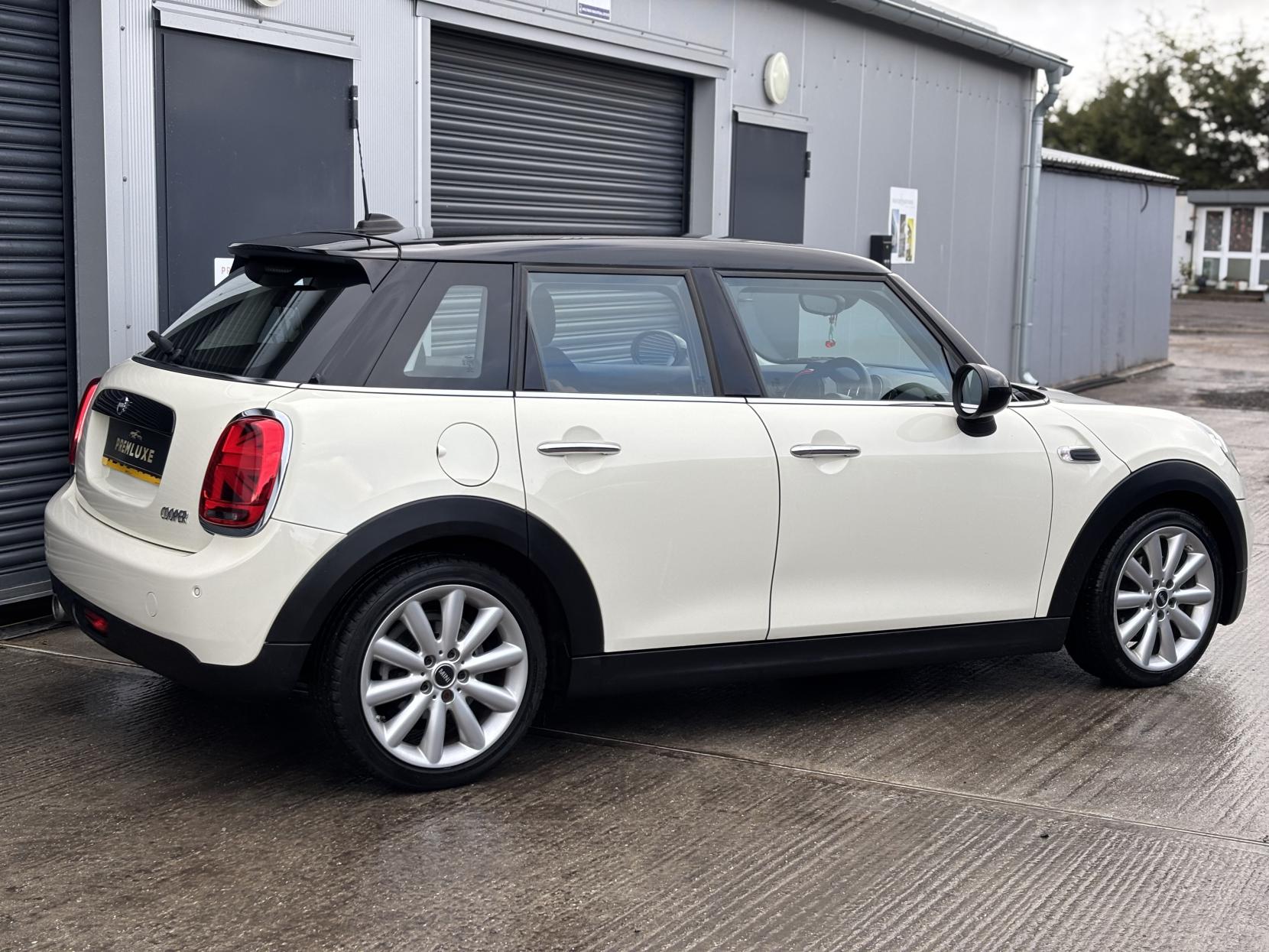 MINI Hatch 1.5 Cooper Classic Hatchback 5dr Petrol Steptronic Euro 6 (s/s) (136 ps)