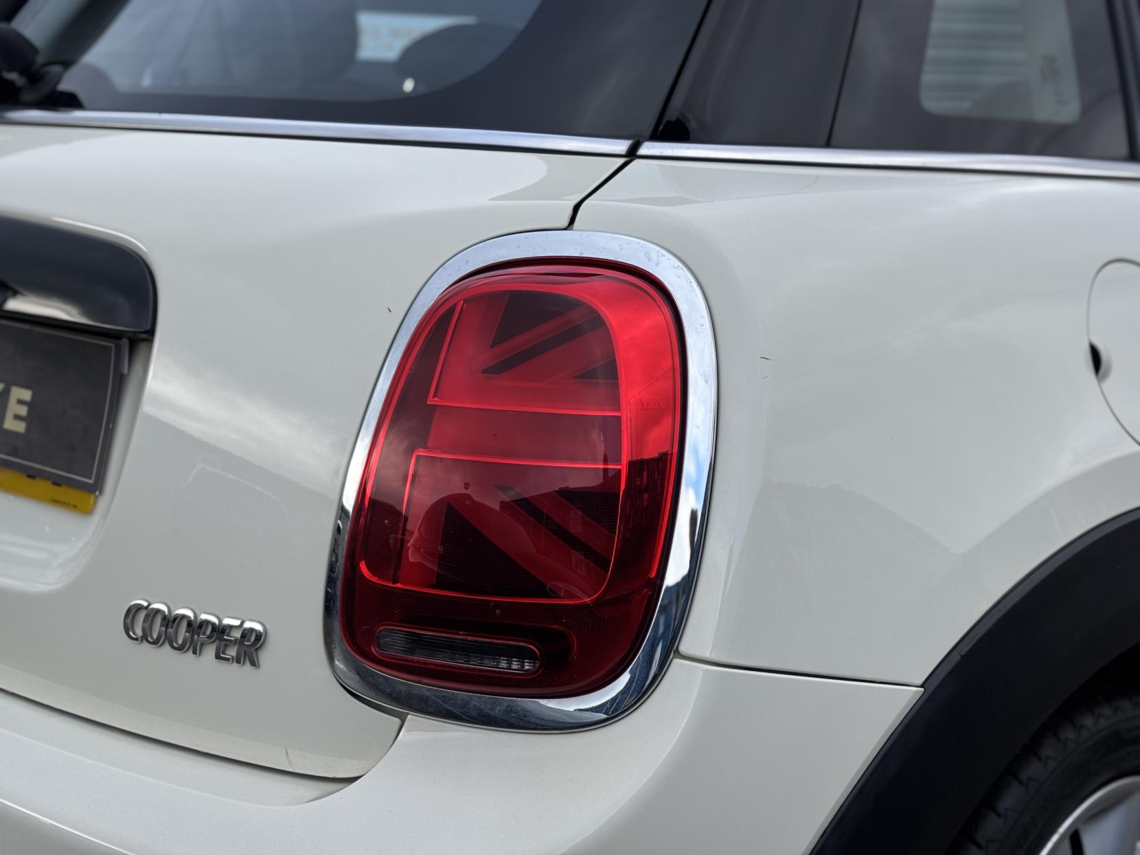 MINI Hatch 1.5 Cooper Classic Hatchback 5dr Petrol Steptronic Euro 6 (s/s) (136 ps)