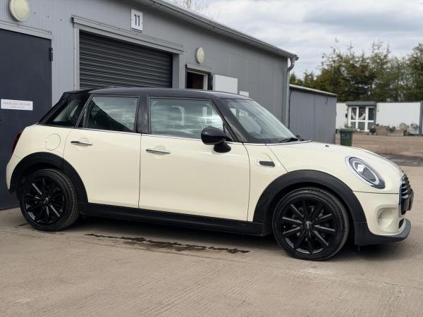 MINI Hatch 1.5 Cooper Classic Hatchback 5dr Petrol Steptronic Euro 6 (s/s) (136 ps)