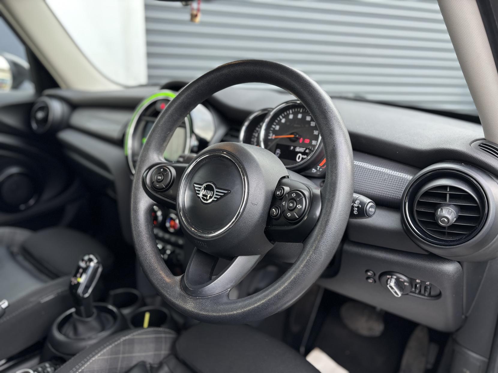 MINI Hatch 1.5 Cooper Classic Hatchback 5dr Petrol Steptronic Euro 6 (s/s) (136 ps)