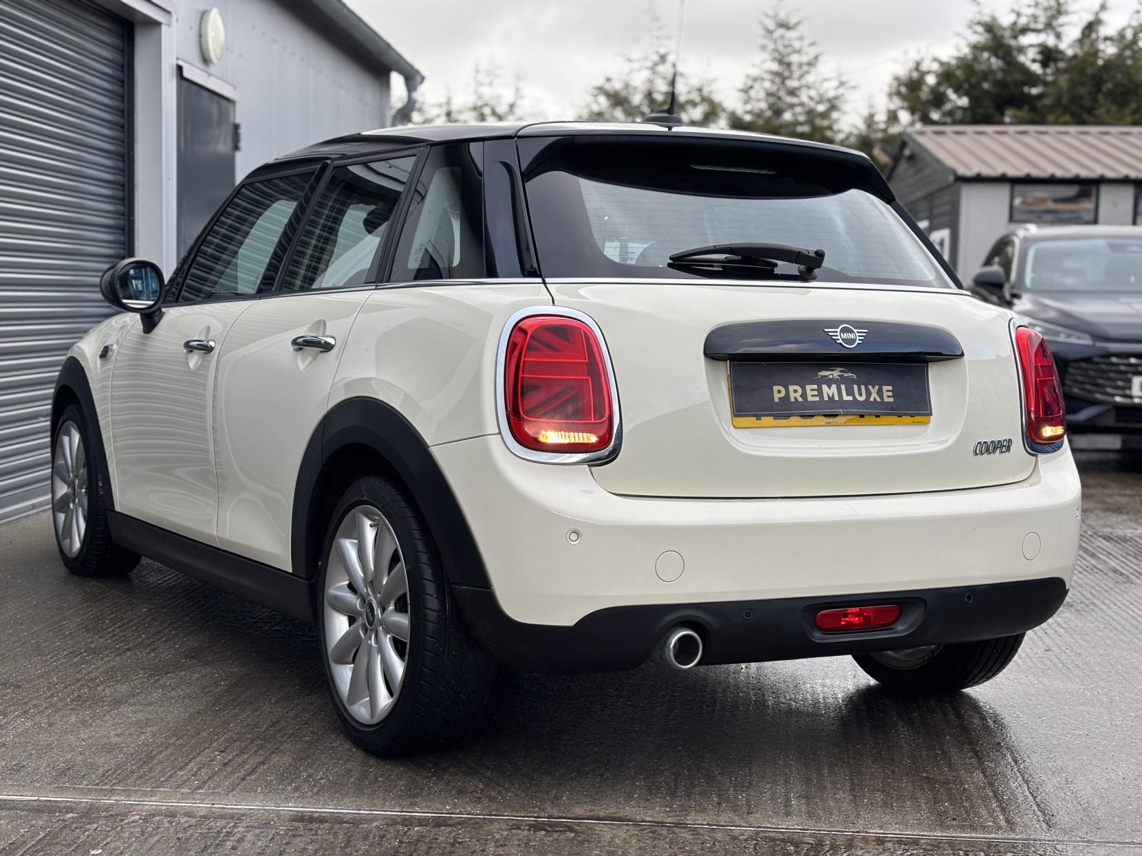 MINI Hatch 1.5 Cooper Classic Hatchback 5dr Petrol Steptronic Euro 6 (s/s) (136 ps)