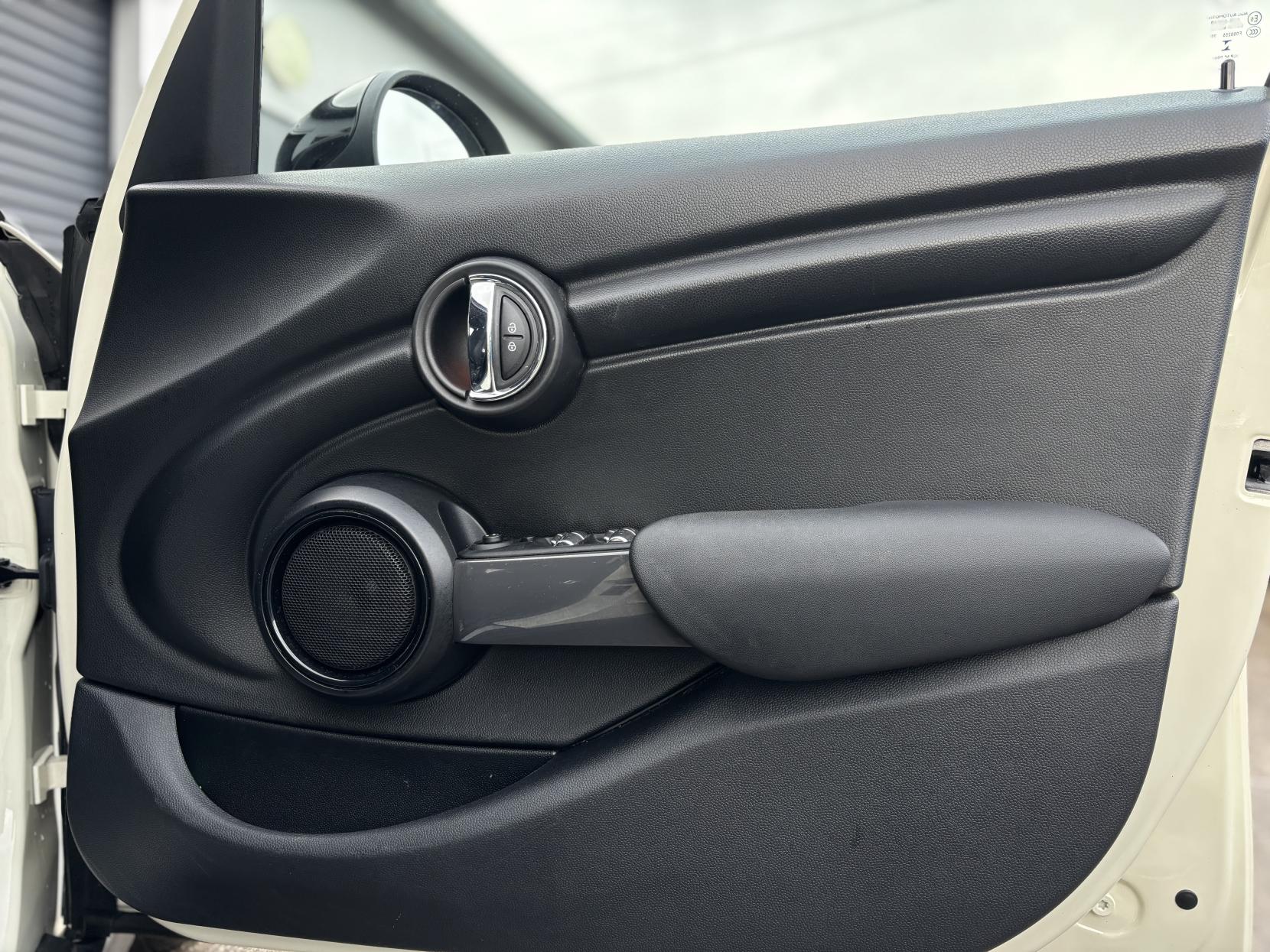 MINI Hatch 1.5 Cooper Classic Hatchback 5dr Petrol Steptronic Euro 6 (s/s) (136 ps)