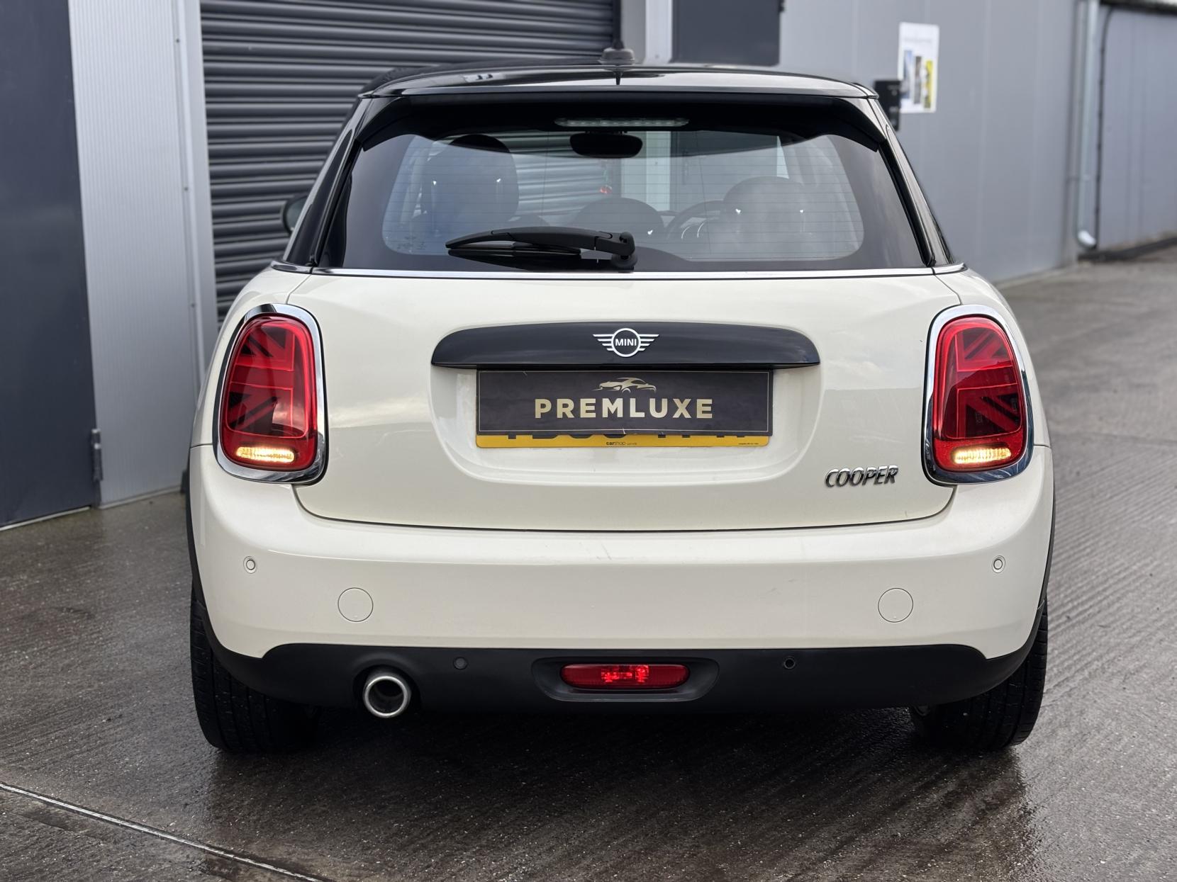 MINI Hatch 1.5 Cooper Classic Hatchback 5dr Petrol Steptronic Euro 6 (s/s) (136 ps)
