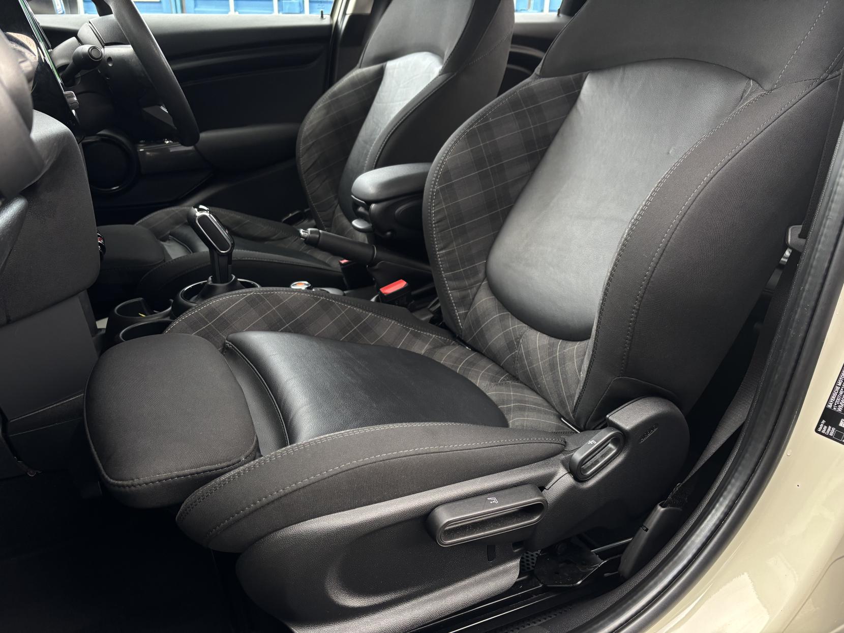 MINI Hatch 1.5 Cooper Classic Hatchback 5dr Petrol Steptronic Euro 6 (s/s) (136 ps)