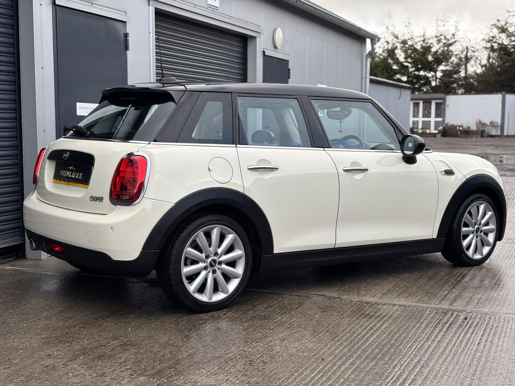 MINI Hatch 1.5 Cooper Classic Hatchback 5dr Petrol Steptronic Euro 6 (s/s) (136 ps)