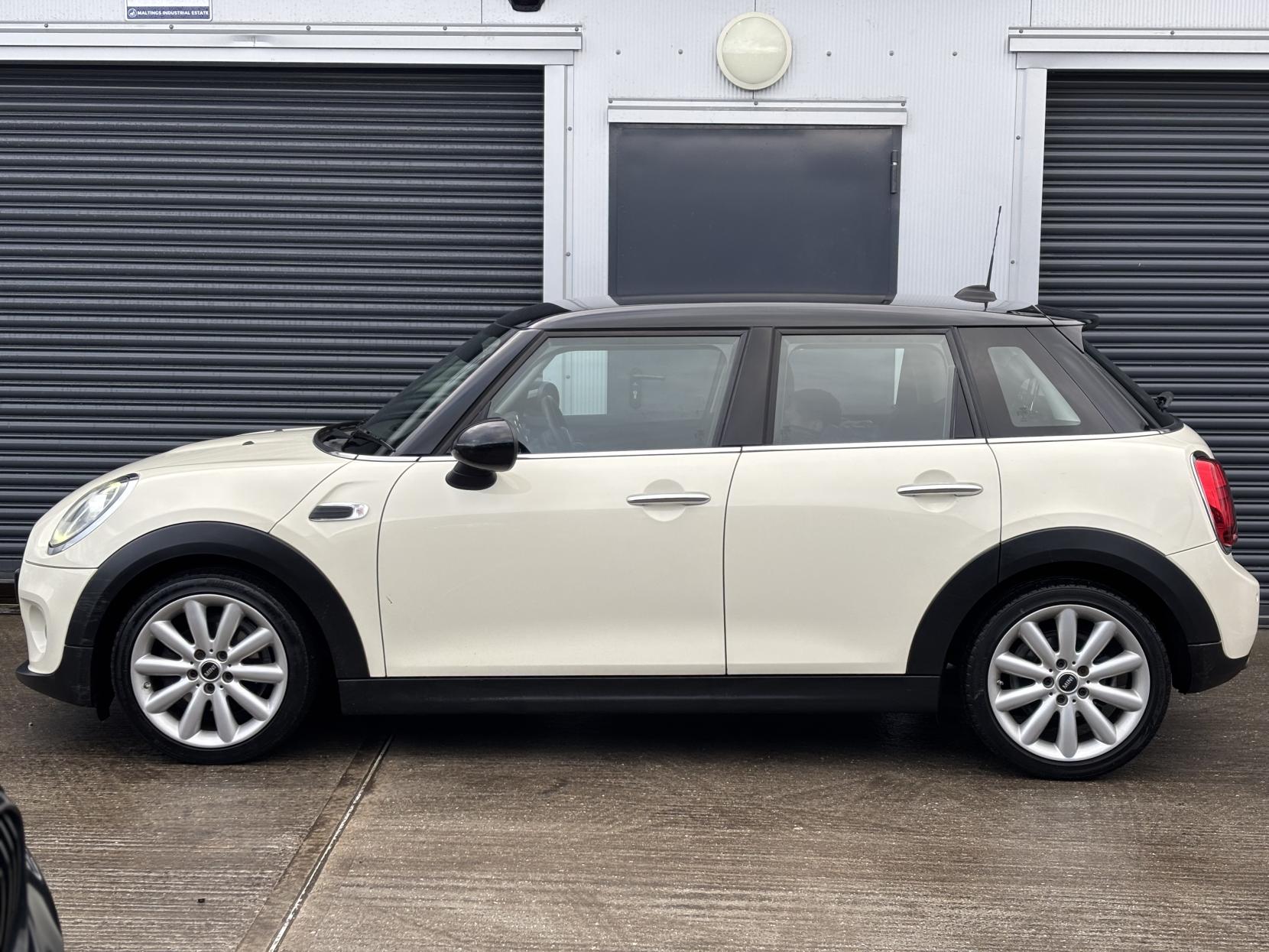 MINI Hatch 1.5 Cooper Classic Hatchback 5dr Petrol Steptronic Euro 6 (s/s) (136 ps)