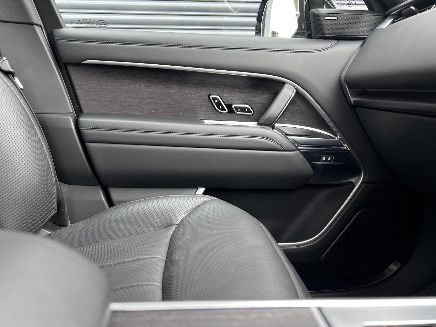 Land Rover Range Rover 3.0 P400 MHEV SE SUV 5dr Petrol Auto 4WD Euro 6 (s/s) (400 ps)