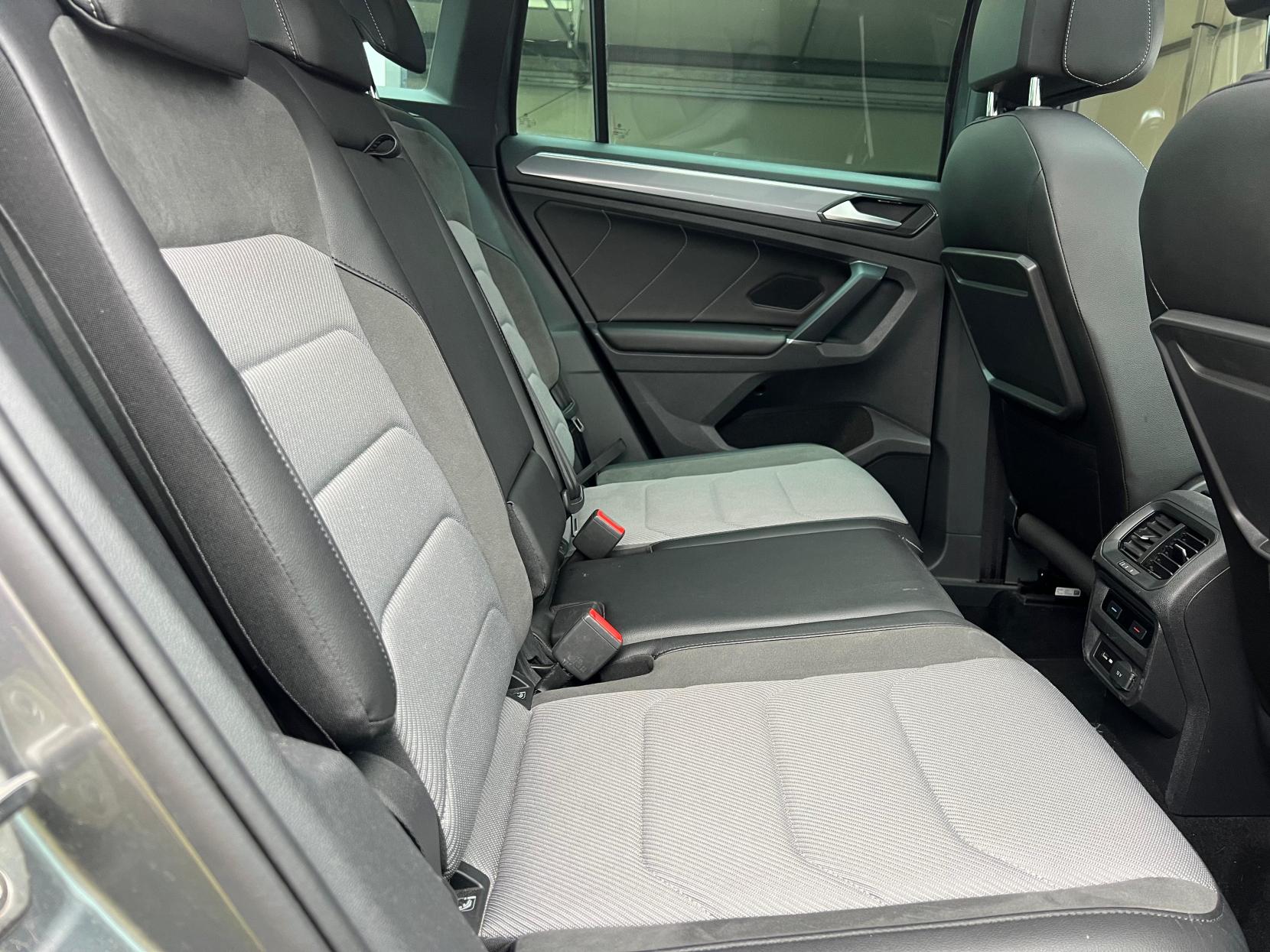 Volkswagen Tiguan 2.0 TDI R-Line SUV 5dr Diesel DSG 4Motion Euro 6 (s/s) (150 ps)